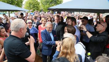 Paluba lodi na pražské náplavce v obležení fanoušků Karla Gotta