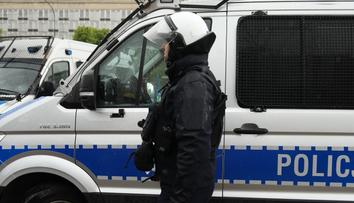 VIDEO: Střelba u polské Biedronky. Policistu zasáhla zbloudilá kulka