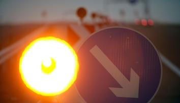 Kvůli bezpečí přibývá světel u zúžení na dálnicích. Řidiče ale často oslňují