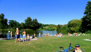 Monínec nabízí krásný bikepark i jezero. A to jen hodinku od Prahy!