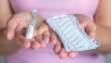 Místo vložky kus hadru. Stovky tisíc žen v Česku trpí menstruační chudobou