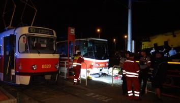 Na tramvaji vzplál pantograf, oheň s výbojem přepálily trolej
