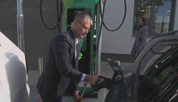 Pracovní i relaxační zóna. Brno představilo dobíjecí areál pro elektromobily