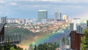 Hledáte poklad na konci duhy? V Praze byl téměř "na dosah ruky"!