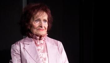Zemřela Jiřina Fikejzová. Dvorní textařka Marie Rottrové i Karla Gotta