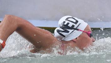 Olympijská vítězka ovládla na ME dvě trati: Závodila bez plavek!