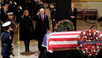 USA truchlí, Georgi Bushovi staršímu se přišel poklonit i Trump