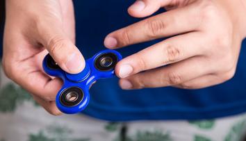 VIDEO: Fenomén Fidget Spinner! Naučte se snadné a skvělé triky