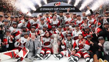 Carolina po 20 letech slaví Stanley Cup. Vegas s Hertlem vynulovala
