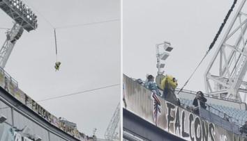 Maskot chtěl začít zápas kaskadérským kouskem. Uváznul ve vzduchu
