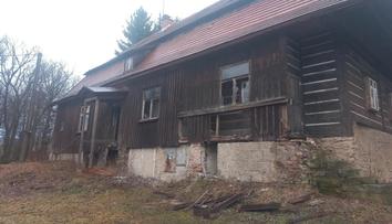 Vandal poničil faru na Rychnovsku. Vybil v ní okna a vystříkal hasičák