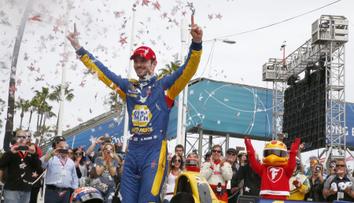 Rossi neměl soupeře. Bourdais předvedl supermanévr! VIDEO