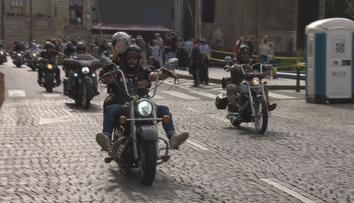 Stovky motorkářů ovládly ulice Prahy. Nechyběla ani spanilá jízda