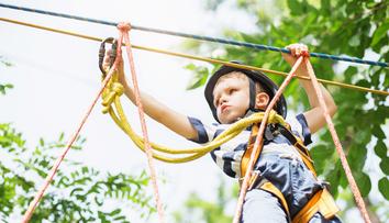 Vážné zranění v lanovém centru! Pro chlapce (8) letěl vrtulník