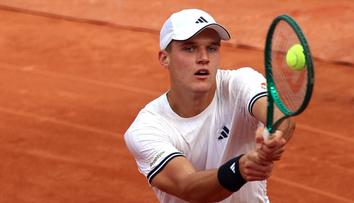 Český tenista zahání zklamání z Wimbledonu, se svou láskou je na netradičním místě