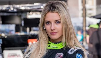 Nejkrásnější závodnice světa se zasnoubila. Fanoušci motorsportu smutní