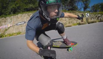 VÍKEND: Šílený sjezd na longboardu rychlostí 130 km/h