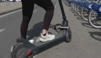 Španělsko zpřísní pravidla. Na koloběžce nově jen s helmou