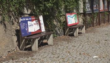 Praha 8 musela odstranit betonové lavičky s reklamou. Lidé ale zuří