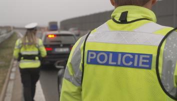 Auto u Chlumce jelo téměř 200 km/h. Policie v šoku: Řídil ho 14letý chlapec