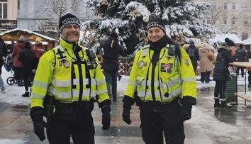 Na adventních trzích i v obchodech se to hemží policisty. Jde o prevenci