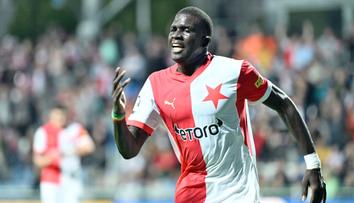 Diouf míří zpátky do Premier League, Slavia může dostat další balík