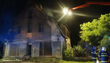 Požár velkého domu zvedl hasiče z celého okresu