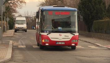Telefonování za volantem a neslušné gesto. Řidiče MHD natočili při riskantní jízdě