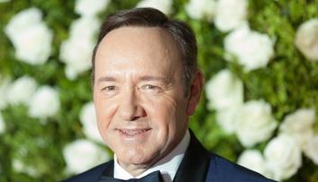 Kevin Spacey může slavit. Britský soud jej osvobodil v kauze znásilnění