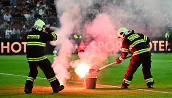 Ostuda fanoušků Sparty. Po třetím gólu létaly na gólmana Zbrojovky světlice