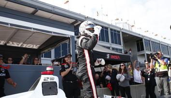 Loňský vítěz Newgarden odstartuje první. Piloty čeká závod na mokru