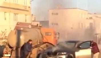 Záchrana, nebo pohroma? Hořící BMW hasili splašky z fekálního vozu