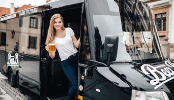 Praha prohrává boj s opilci! Pivní kola nahradily autobusy, přidá se i striptýz