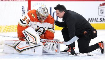 Zápas blbec pro Mrázka. Dostal tři góly, pak se zranil a Anaheim prohrál