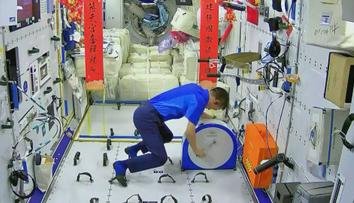 Astronauti se ve vesmíru nenudí. Posilují přímo na palubě modulu