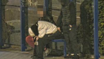 Spící muž na zastávce se stal terčem zlodějů. Na kamerách je však sledovali strážníci