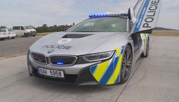 Chtěli předvést nové BMW i8, místo toho ukázali, že neumí řídit!