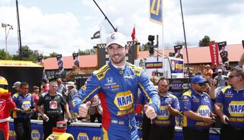 Strhující závod IndyCar: 114 předjetí na trati a triumf Rossiho
