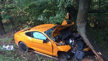 Další nehoda mustangu! Auto vjelo do stromu, řidič se vážně zranil