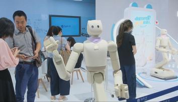 V Pekingu ukázali roboty budoucnosti. Někteří jsou od lidí k nerozeznání