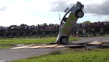 VIDEO: Auta skákala přes vraky naposledy. Nechyběla škodovka, šampion se zranil