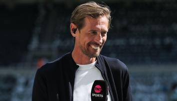Fotbalista Crouch terčem vtípků. Uniklo video, na kterém hraje golf