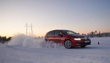 ADAC testoval rekordní počet zimních pneumatik. Třetina má děsivé výsledky