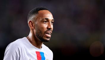 Rychlý konec v Barceloně. Auba se vrací do Anglie, na ruce má ale tetování rivala