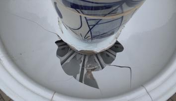 Vandal hodil dělobuch do porcelánové kašny, zničil unikátní dílo