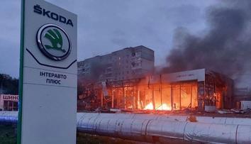 Rusové zaútočili na autosalon Škodovky. Explozi nepřežil jeden člověk