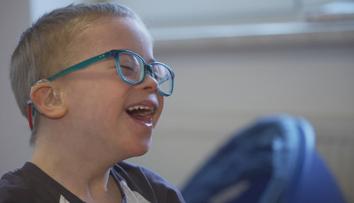 Povodeň vzala nemocnému Tomíkovi (6) speciální kočárek. Rodina prosí o pomoc