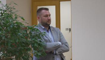 Syn europoslankyně měl vydělávat na lidech v nouzi. Dostal šest let vězení