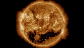 Zemi může zasáhnout geomagnetická bouře. Na Slunci se objevila obří díra
