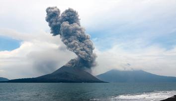 Erupce obávané sopky mění okolí. Vznikly dva nové ostrovy